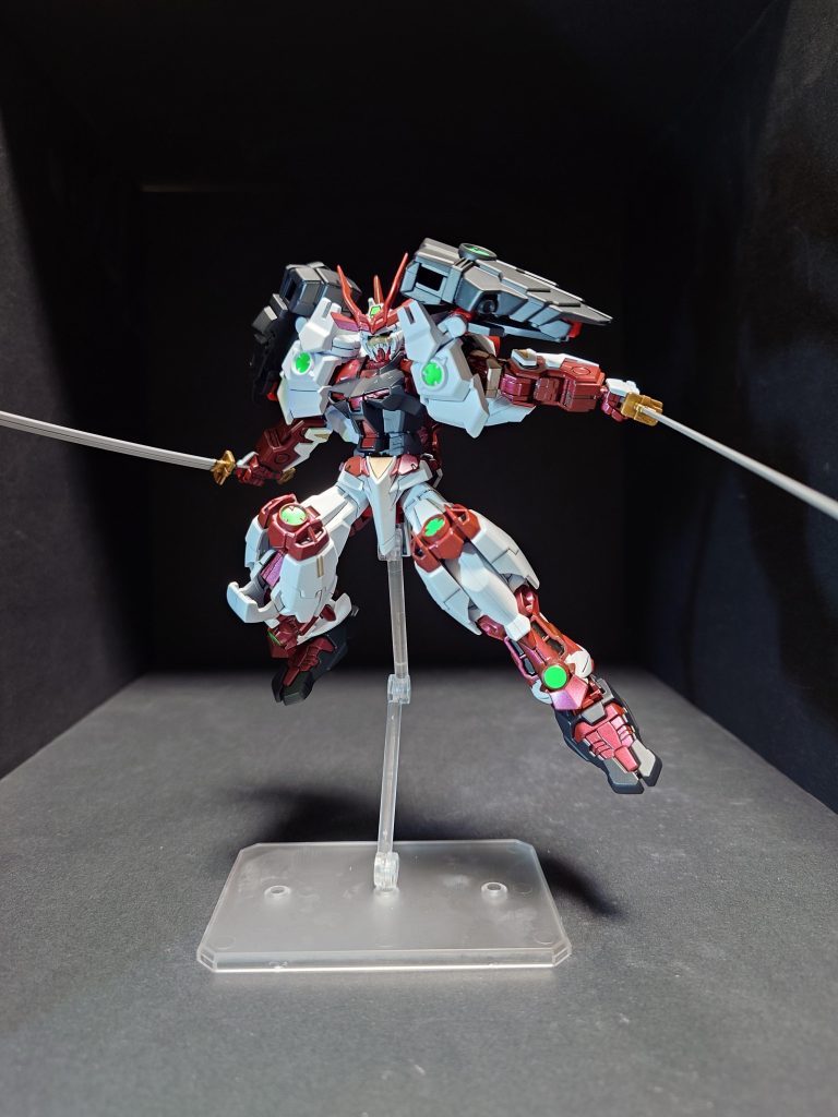 関節はいいのですが肩のパーツが意外とでかくて動かすにも干渉しまくって塗装がはがれないか心配になりました。あとポリキャップも赤じゃなくてグレーとかにすると見栄えは良くなったかなとも思いました。