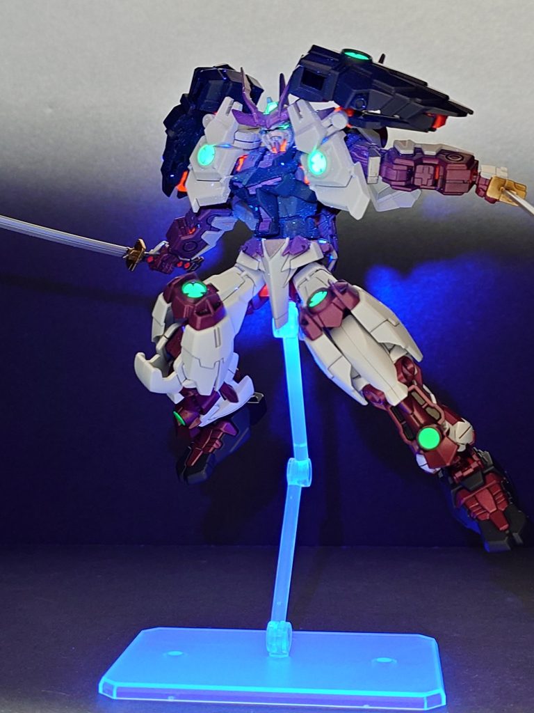 カメラアイや各種グリーンの箇所はブラックライトで発光します。