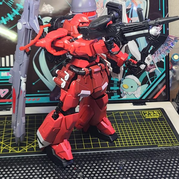 ガナーザク・ウォーリアとルナマリアを素組。シンプルながら作っていて楽しく保持力もちゃんとあるので武器も持たせやすいです。（2枚目）