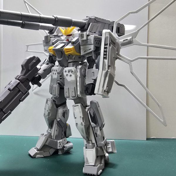 軽くサフを吹いて、全体的に形状を把握しながらの詰め作業中です。背部のリフレクターは外枠を残す感じで型抜き作業😅を経て巨大アンテナっぽくしました。何とかダブルエックスとしてのシルエットは保てたかな🤩（1枚目）