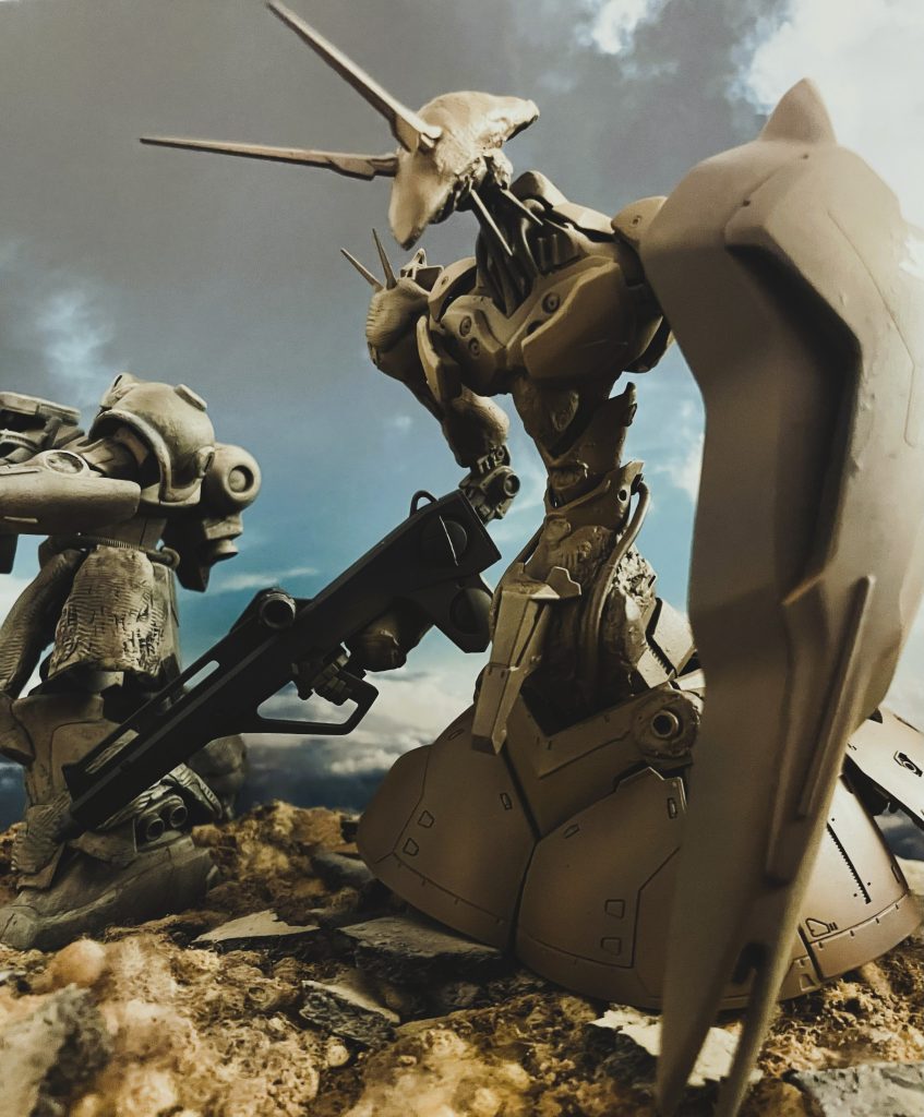 HGエヴァを上半身に、下半身はRGジオングからの流用です。ジオングの上腕部をエヴァの腕部に挟み込み腕の長さを強調するアレンジとしています。ライフルはエヴァのものを若干加工、シールドはHGサザビーのものを援用しています。カラーリングはカーキとレッドブラウンを交互に複数回吹き重ねて仕上げました。