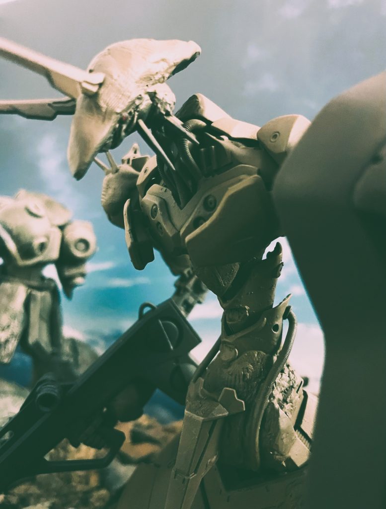 フェースのアップです。エヴァ頭部の「下あご」部分を切除したのちエポキシパテを盛ってバウンドドッグの特徴的な頭部を表現しています。アンテナはジオングのものを使用しています。各所に据えた「突起」はガンダム系MSのアンテナを加工して使用しています。宮崎駿氏の描く漫画版ナウシカに登場する「巨神兵」をイメージしつつ造形してみました。庵野監督は映画版ナウシカにアニメーターとして参加されており「巨神兵」の原画を描かれたものと記憶しています。エヴァのボディとの親和性はそんなところからも伺えるのかなと。