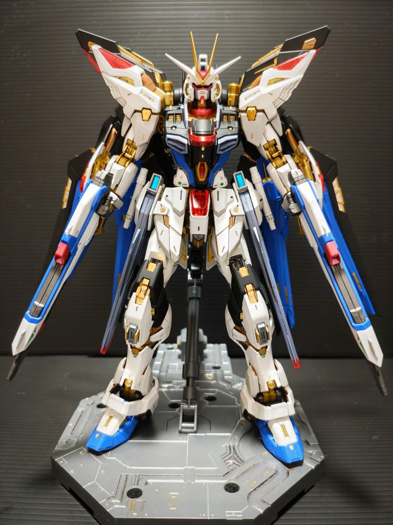 ストフリはクリアパーツ以外全塗装しました、パーツが多く時間もかかりましたが完成した姿に凄く満足です ^⁠_⁠^ウイングを広げるとデカすぎて撮影スペースに入りませんでした…