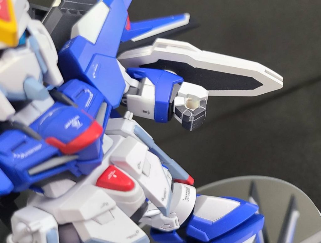 シールドのオリジナルギミックはオミットしてプラ板で裏打ちしました