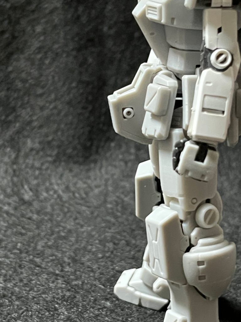 共通:足・腰回りRGキットが酷評される一つの理由に、パーツポロポロ事案があり。その一つのスカート脱落(きゃー(*'ω'*))がありますが、当方はRGガンダム腰関節の外装部品構造を一新し、ボールジョイントに被さるパーツ?を考案追加してこれを根絶しました。もうスカートの可動を制限せず、つかんで持ち上げても外れません。