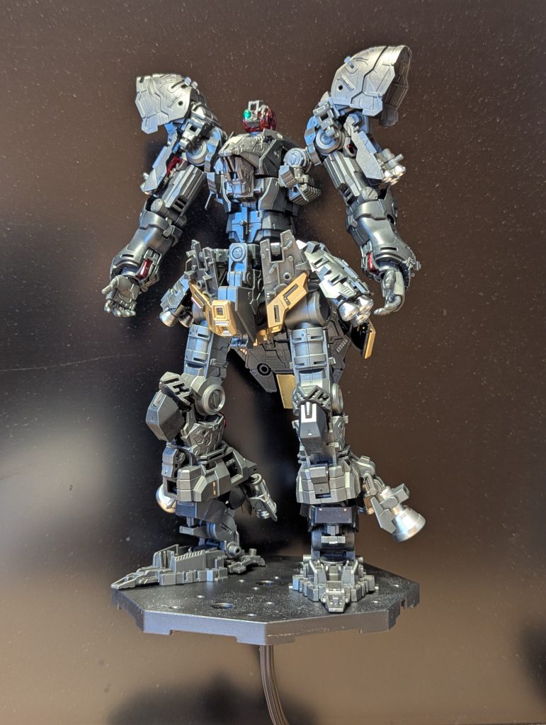 フレームだけで。バーニアをシルバー、金ランナーをイエローゴールドにしてるだけですが、存在感がスゴイ。