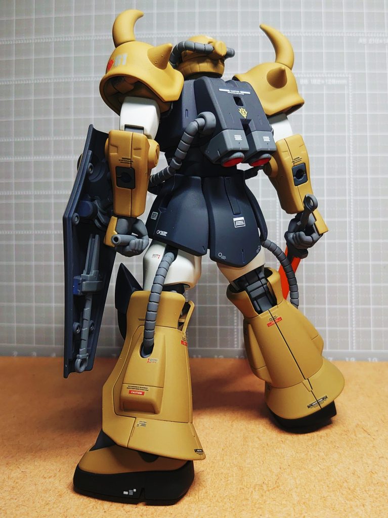 シンプルに穴を開けて通してます。動パイはF2用だったと思います(・ω・)