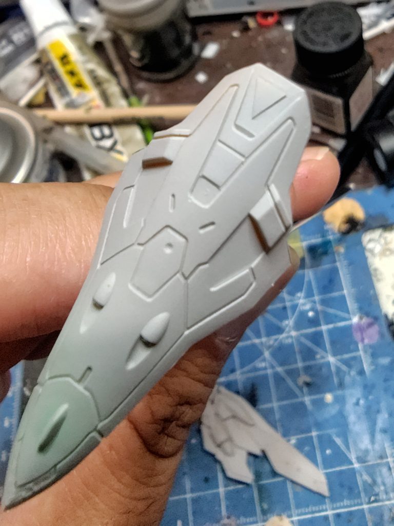 シールド上部は特徴的な三角形のデザインはスジボリは自信がありませんでし、プラ板で、追加しました。