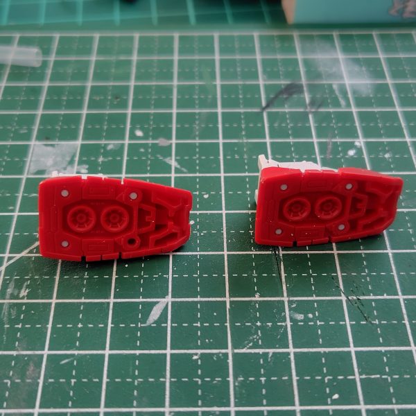 赤１色に白いピンも目立つ足の裏を、実際の万博ガンダムに合わせて塗り分けました。マステとマスキングゾルで赤を残す部分をマスキングして、ガンダムマーカーグレーをエアブラシシステムで塗布。マスキングゾルを剥がすのに苦労しましたが、まだ残っていますね。いつの間にかピンが折れていたため１箇所穴が開いてしまったところをなんとかしたいなあ。（2枚目）