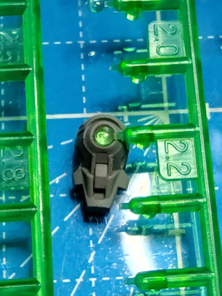 胸部センサーはＨアイズ2.2mmが1つ残っててピッタリだったので、使おうと思ってゲート処理しようとしたら飛んで行きました。仕方なく少し大きいですが2.5mmに置き換えました。