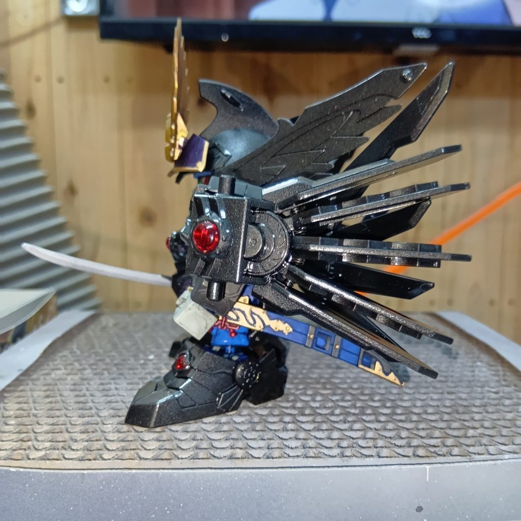 型のフィンは可動式。閉じたり開いたり、ある程度回転もします。