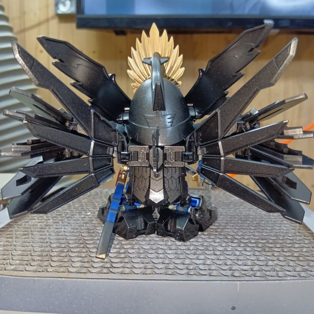 羽根だらけ。しかし、背中の羽根は大きな一枚ものなので、肩のフィンみたいに複雑さはなかったです。