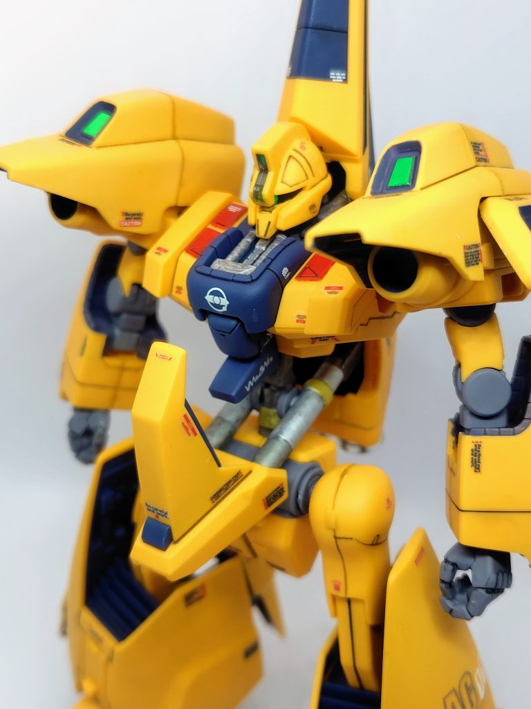 腰と首回りは各種水性ホビーマーカーを駆使して金属ぽく。モノアイは基部を削ってHアイズ化。額のセンサー部が箱絵だと緑に発光しているので付属シールの余白を切って再現。鎖骨の赤いところはガンダムレッド。