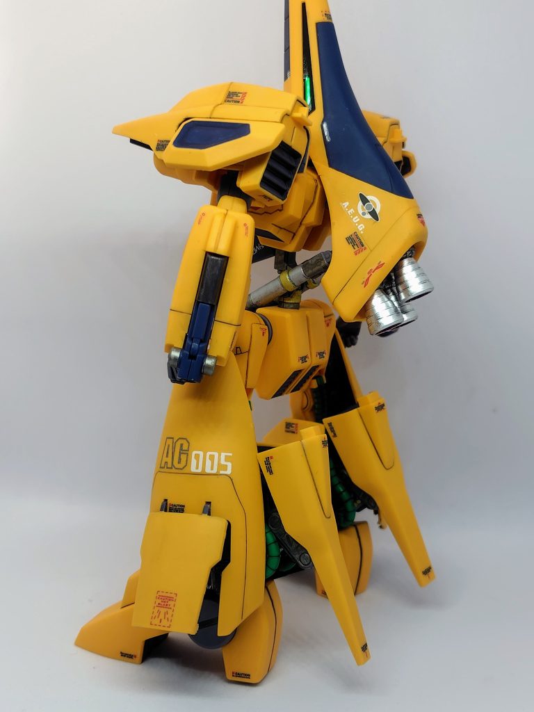 肩のフィン？はティターンズブルーで塗り分け。以前作成したアッシマーと同じく可変機なので危なそうな場所にコーションマークを多めに貼りました。