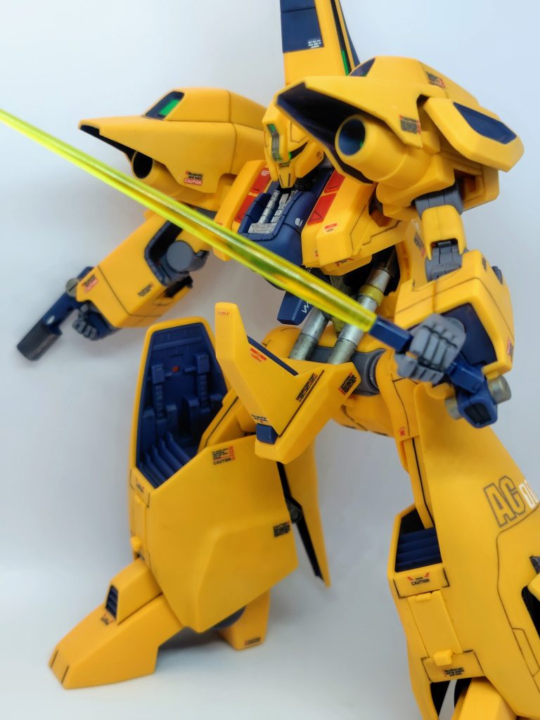 可動は厳しいのでポージングは少しだけ。