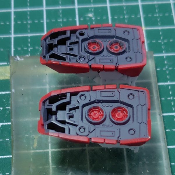 赤１色に白いピンも目立つ足の裏を、実際の万博ガンダムに合わせて塗り分けました。マステとマスキングゾルで赤を残す部分をマスキングして、ガンダムマーカーグレーをエアブラシシステムで塗布。マスキングゾルを剥がすのに苦労しましたが、まだ残っていますね。いつの間にかピンが折れていたため１箇所穴が開いてしまったところをなんとかしたいなあ。（1枚目）