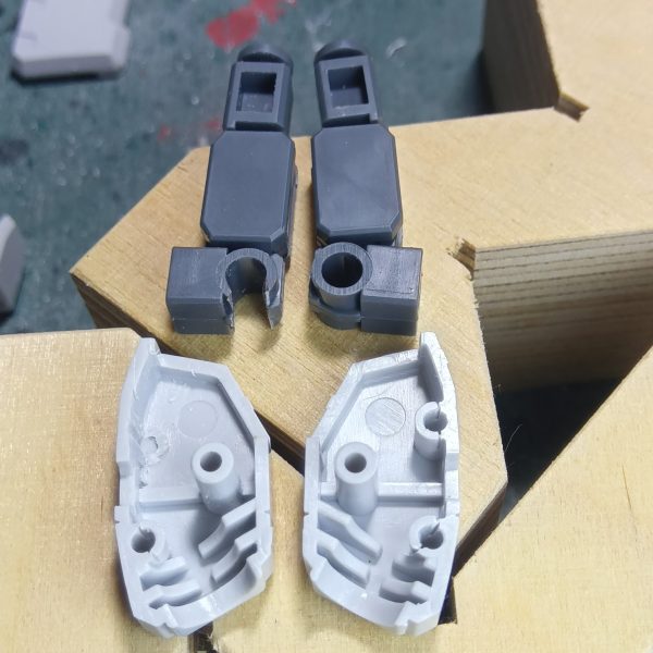 ガンダムヘイズル、ジムクゥエルは定番加工なのかもしれませんが後ハメ加工いたしました肩のアーマーは分割ラインを変更する方法で後ハメできるようにしましたスジボリ用のタガネとアートナイフで切り離してやりますた（1枚目）