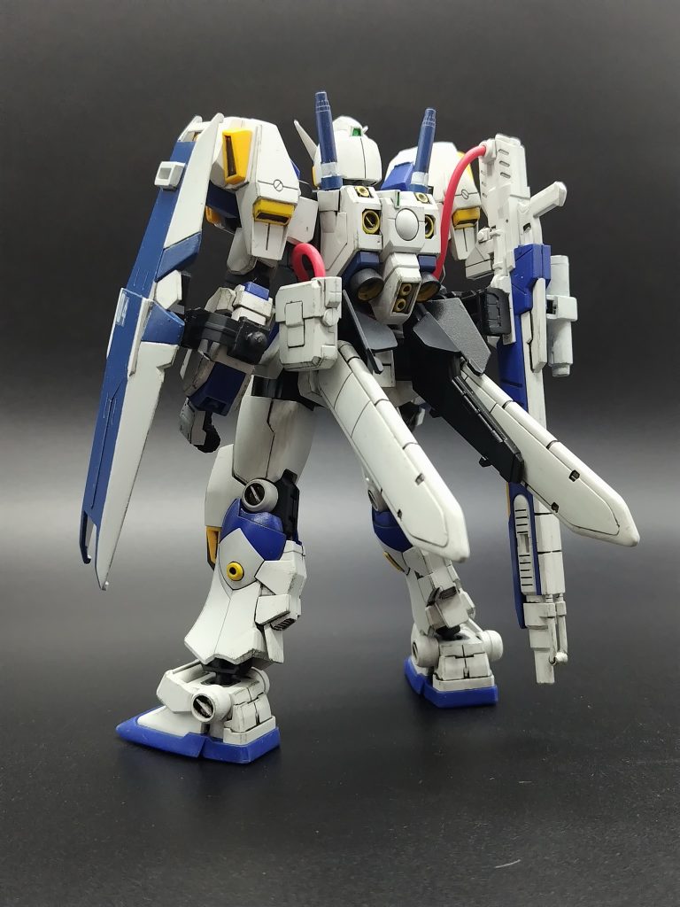 ５号機の実体弾に対して４号機はビーム兵器のよう。ライフルのセンサー部がなかったのでジャンクパーツででっちあげ。