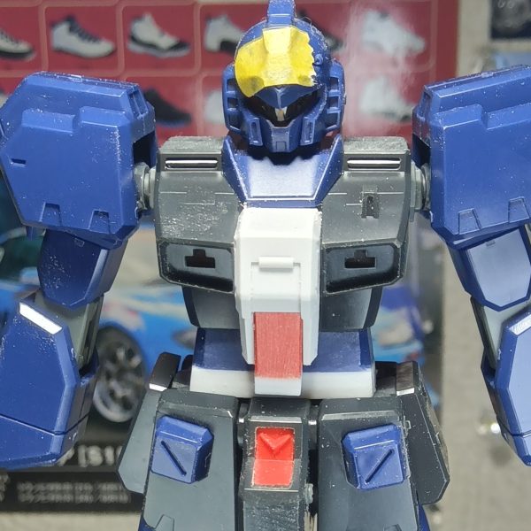 腰を延長加工したのでコックピットハッチも延長してやりましたみなさんこーゆー延長加工などで面出しするときはどのようにしてますかー？“骨（こつ）”　は棒やすり（鉄やすり）で粗削りした後に当て木に両面テープで紙ヤスリ（２４０番）を貼り付けた物で削り出してやってますみなさんはこのような作業は好きですか？嫌いですか？ワタクシは削り出す作業が好きでして、嫌なことがあっても削り出し作業をすることで無心になってヤスリ掛けして、嫌なことをすっかり忘れちゃうのですよねぇ（笑）形ができてくると達成感がハンパないのも好きで、プラモが面白いと思える瞬間でもあります（1枚目）