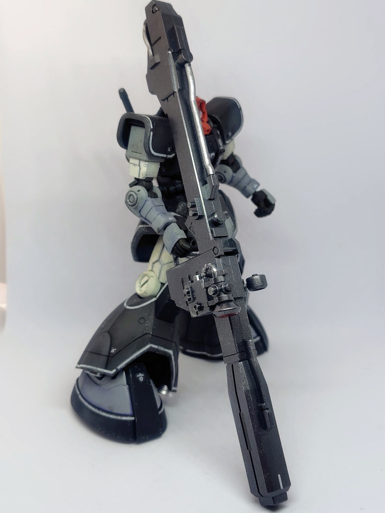 ビームバズーカはガンメタル。合わせ目がうまく消えなかった部分に白いデカールでゴマかし(zaku-kao4)ケーブル部分をシルバーでマーカー塗装。