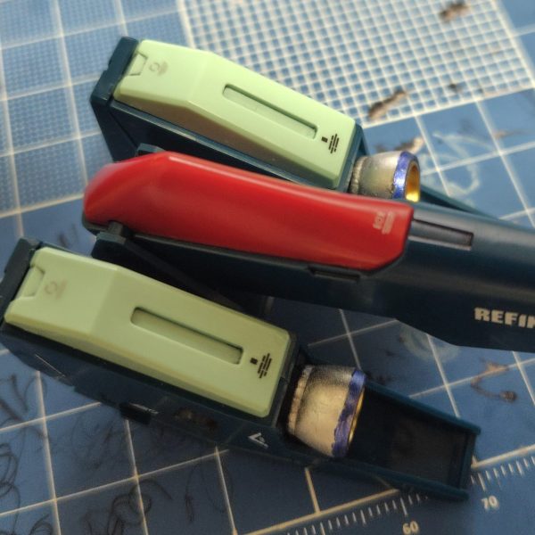 既存のデカール貼ると、余計にHOBBY JAPANのグレーが薄いのが目立つ😣1種類しか貼ってないうちに、黒買い直そうかなぁ😅か、もーこれは貼らずにある暗めのグレー？黒？のデカール貼るか😅薄緑？には薄めのグレーはボケますね😣