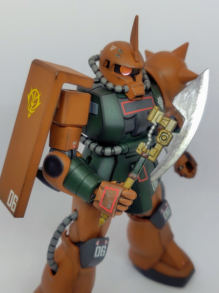 ガルマザクと言えばこの大型ヒートホーク!各種マーカーを駆使して塗り分けました!刃先のシャインシルバーが鈍く輝いてます(zaku-kao2)