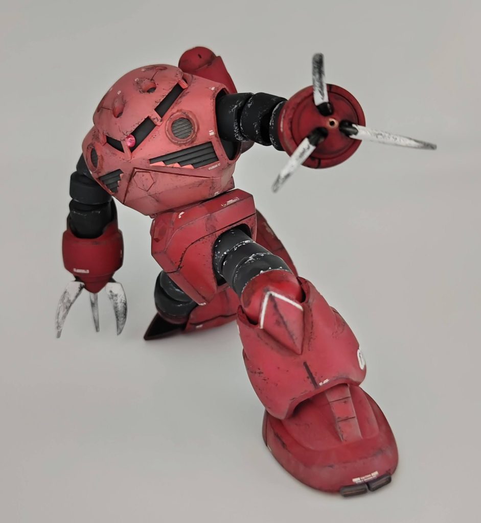 モノアイも通販にて購入したパーツに置き換えています。それとそれが入るように削り加工もしてあります。