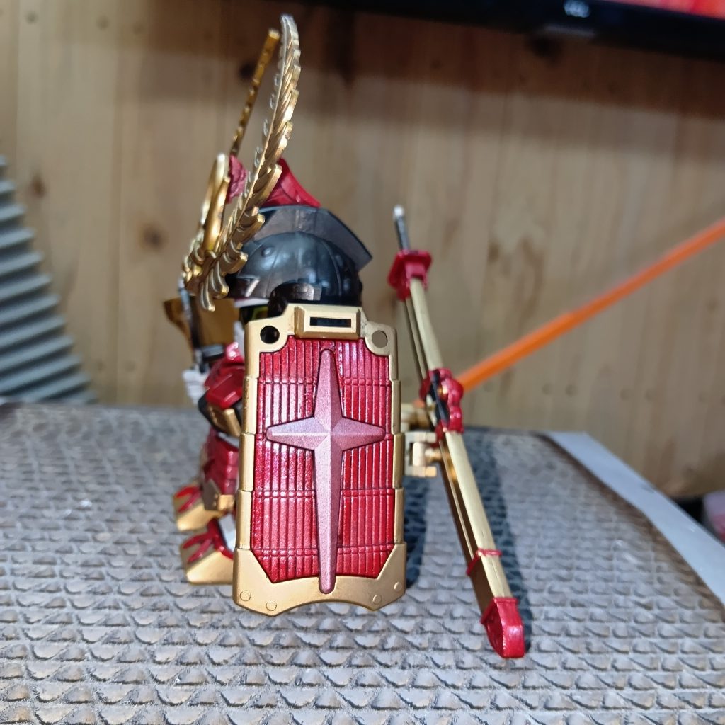 色の塗分けも多少あるものの、けっこうパーツ分けがしてあって色塗りはしやすかったと思います。秀吉、信長、家康の３キットの中ではパチ組段階で一番色分けされてました。