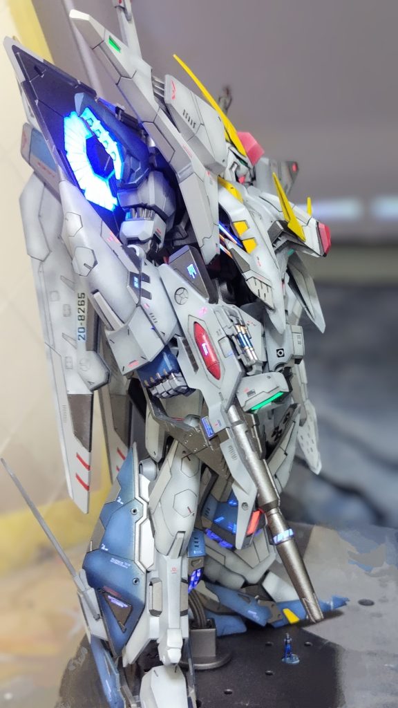 ミノフスキーフライト機構?は通常はゴールド色でUVライトでブルーに光ります。