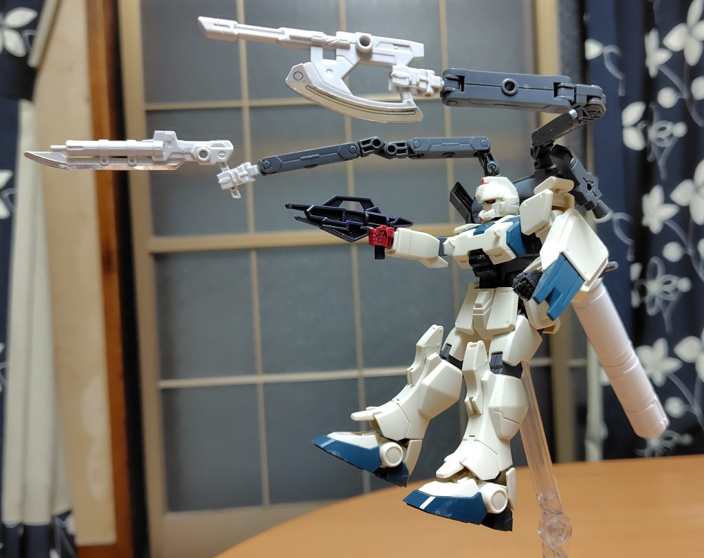 通常のビームスプレーガンに加えて2丁のビームガンでの掃射による宙域限定どが火力増強の強みがある。