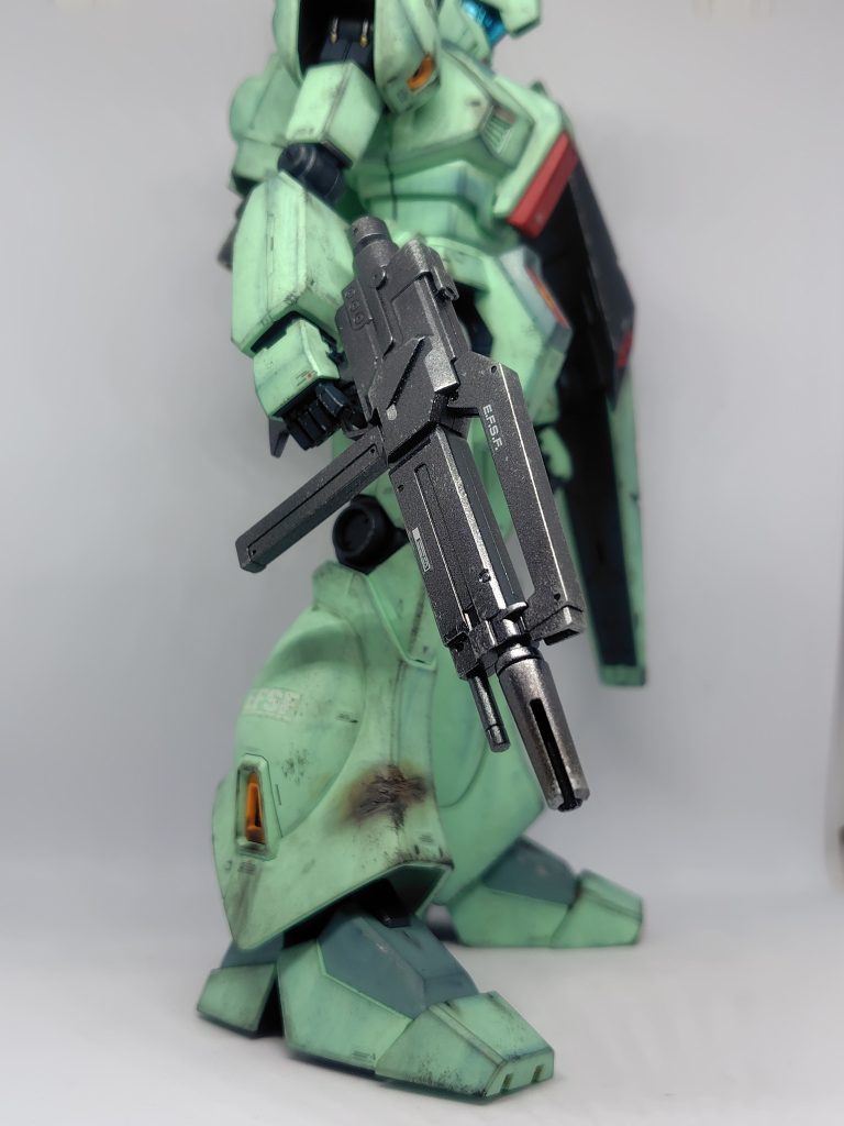 ライフル、左腰のグレネード、バーニア、バックパックのケーブルはガンメタル。