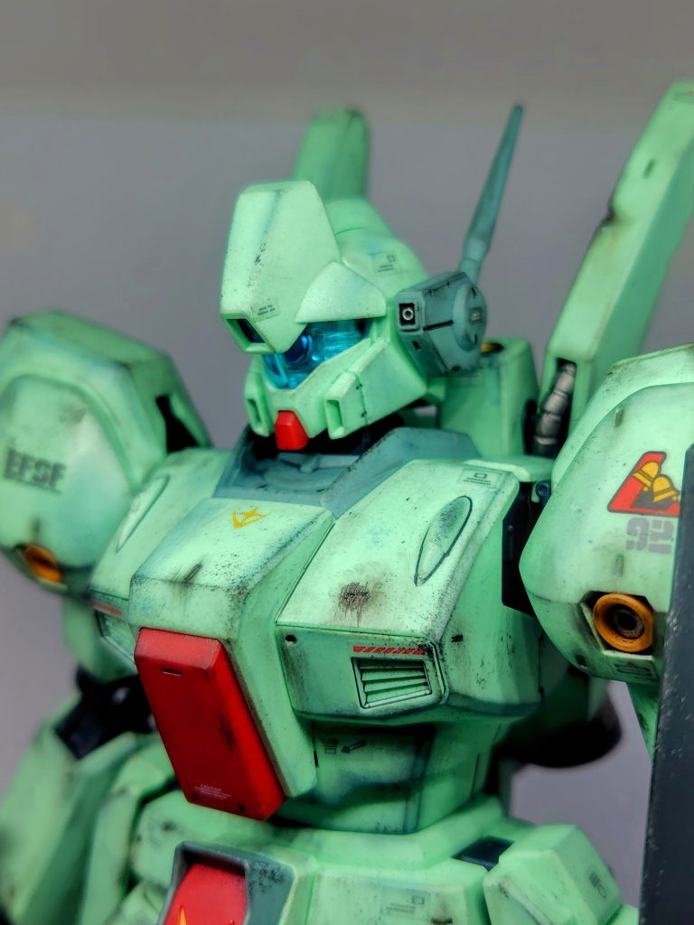 バイザー内もシャインシルバーとメタブルーで塗ってます。