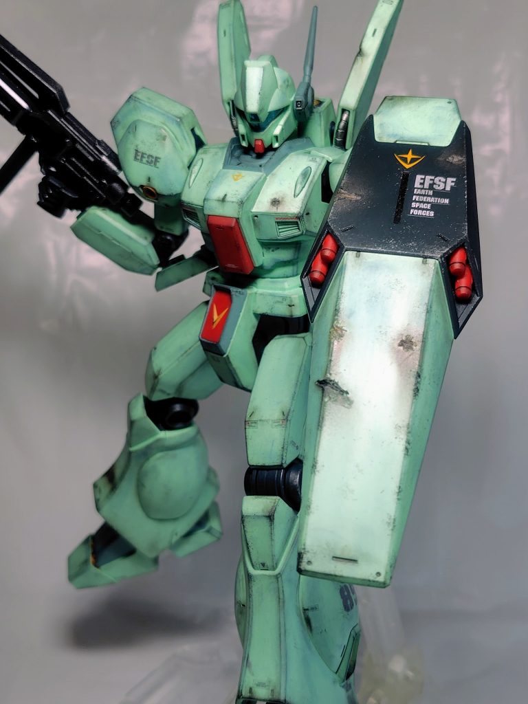 パケ絵と同じでシールドは傷だらけですが本体はあまりダメージを受けてません。しっかりシールドの役割を果たしています(gundam-kao6)