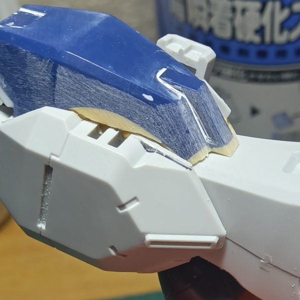 先日隙間を埋めるためにパテを　“ムニュ”　ってしたトコを削ってみました………とはいえダクト（？）なパーツを取り付けると見えなくなるのですがね💧ヒザ裏側にプラ板貼って見えちゃイヤなとこを隠してありますパテはまだ反対側を削ってなかったりもするんですけどね（笑）（1枚目）