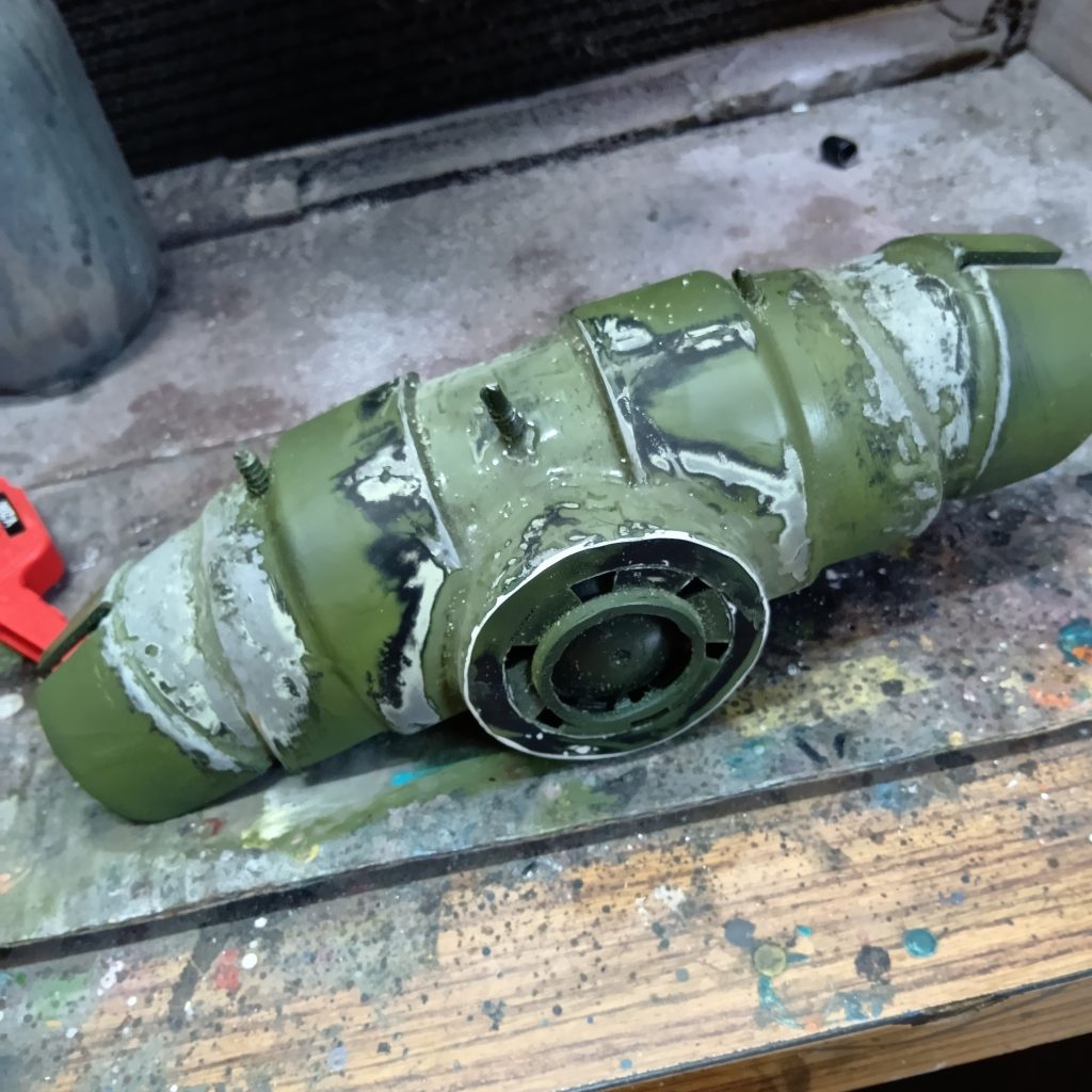 塩ビ用の接着剤が変なところに付いてしまったり、隙間を埋めるのに2液式エポキシ樹脂で埋めたり、ヤスリ掛けが大変でした。途中、そこそこのところで諦めた部位もありました。塗っては削り、塗っては削り。