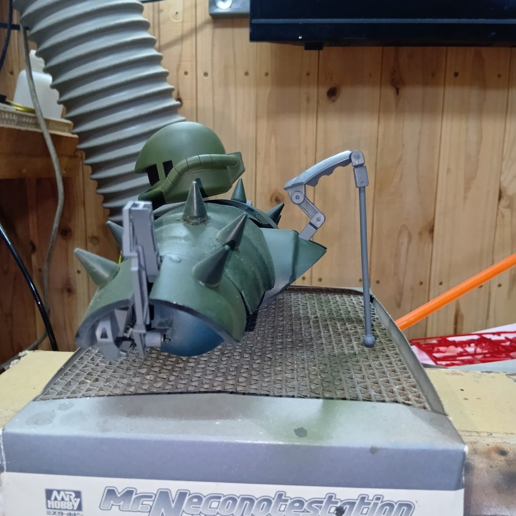 後ろの棒でなんとか自立しています。