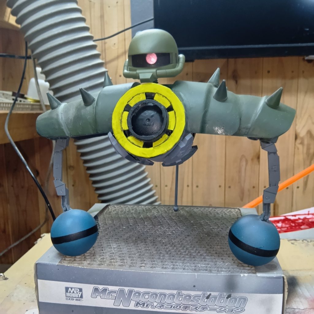 アニメ版では三本足で自立してたけど、この細い脚でこの巨体を支えるって💦でも、この三本足があるからメガ粒子砲を打つ時に安定するとか。大事な足。本当は左右の球体(ミノフスキークラフト)の下にも足が伸びるはずだけど、さすがにそこまでしたら自立できないので諦めました💦今回、アプサラスⅢを作るにあたって、絶対条件として自分に課したのが、この足。ちゃんと収納出来て、脱着なしで展開できるようにと。なんとか及第点を取れたと思います👍