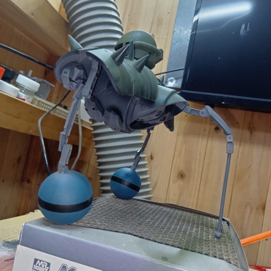 当初、お腹の中はスカスカでしたが、サソリみたいなエグザビーグルの外装パーツのようなものが余っていたので、適当に詰めてみました。