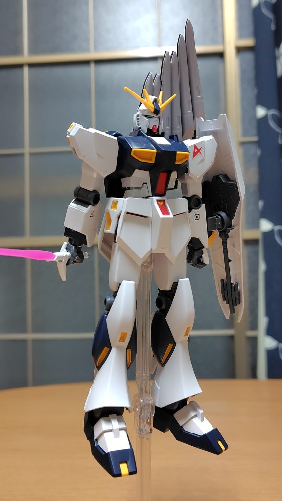 バックパックのサーベル抜刀。通常の物では噛み合わせ悪く、削って調整が必要。