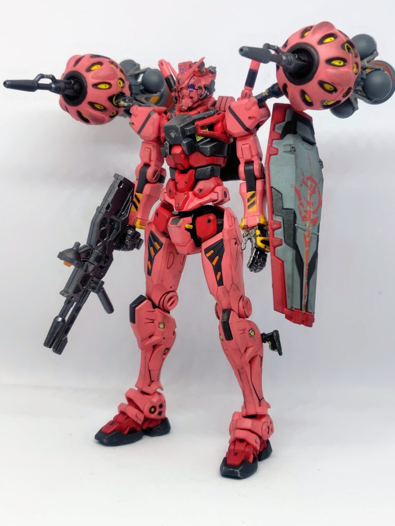 精密なディテール、よく動く、合わせ目無しの素晴らしいキットですが、細かい色の足りない箇所とパーティングラインは多く意外と苦労しました。特にイエローの塗分け(zaku-kao9)左の足首の向きがなんか変でしたね(zaku-kao4)