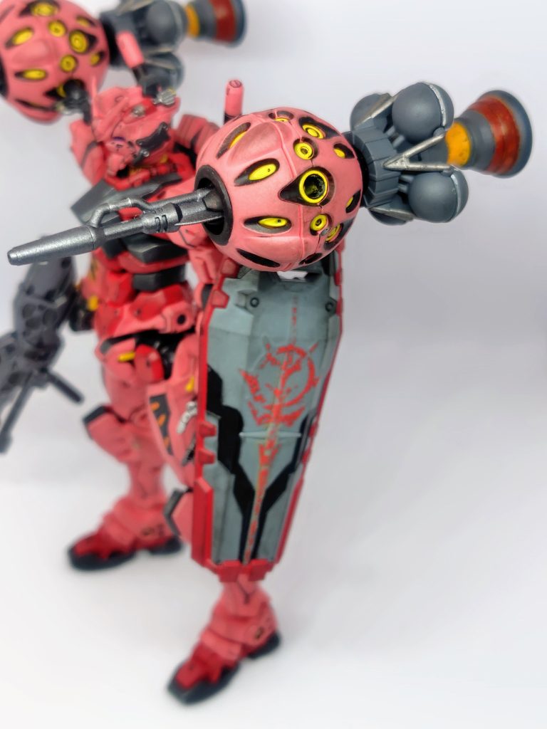 ビットは素組だとピンクとグレーの２色で寂しいので足りない色は塗装。中の球体のイエローと砲身のガンメタルはスプレーですが、他はチマチマ筆とマーカー塗りで大変でした…。