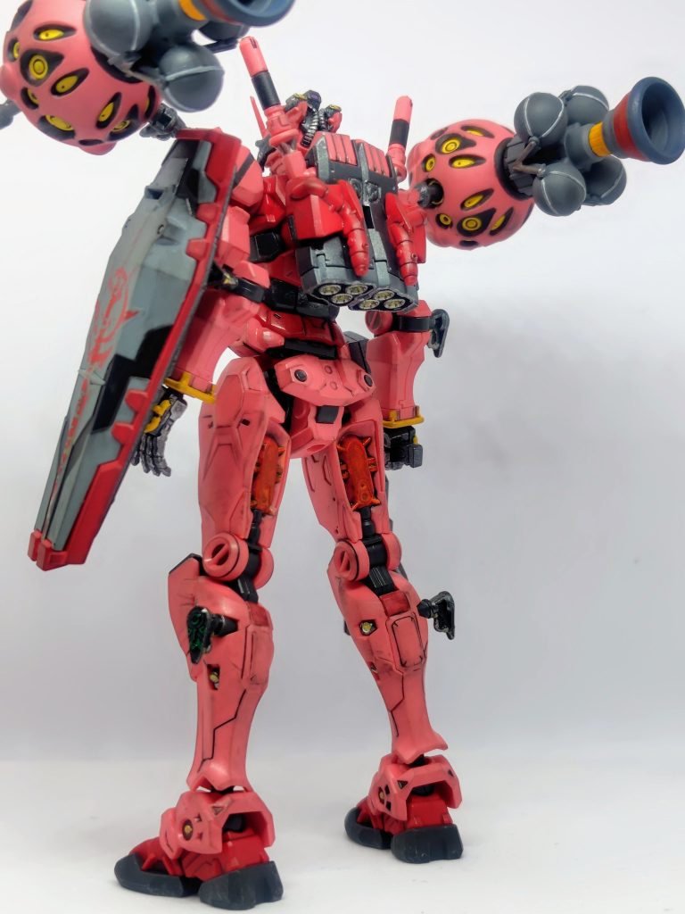 腿裏の赤いタンク？も塗分け。全体のエッジ中心にウェザリングマスターのマスターのススをこすりつけ、胴体やバックパックなどのグレー部分にはエナメルシルバーでドライブラシ。バックパックとふくらはぎのバーニアはシルバーとゴールド。