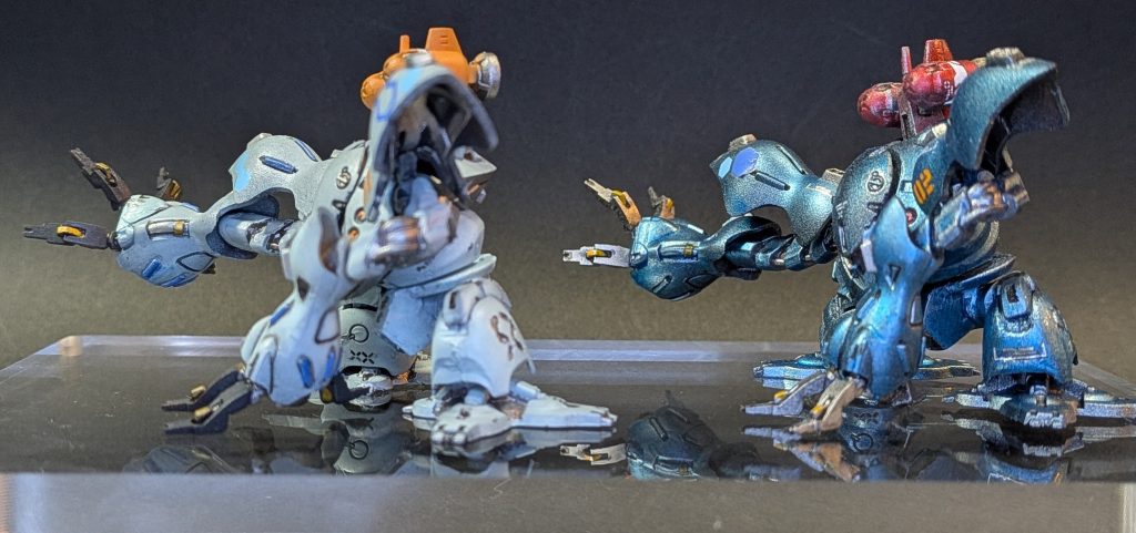 側面。1号機はアーマー内部も少しだけ塗り分けています。2号機はマットキャンディ塗装の下地を壊したくなかったので、塗り分けはあまりしておらず、ダクト部のマスキング程度に留めています。