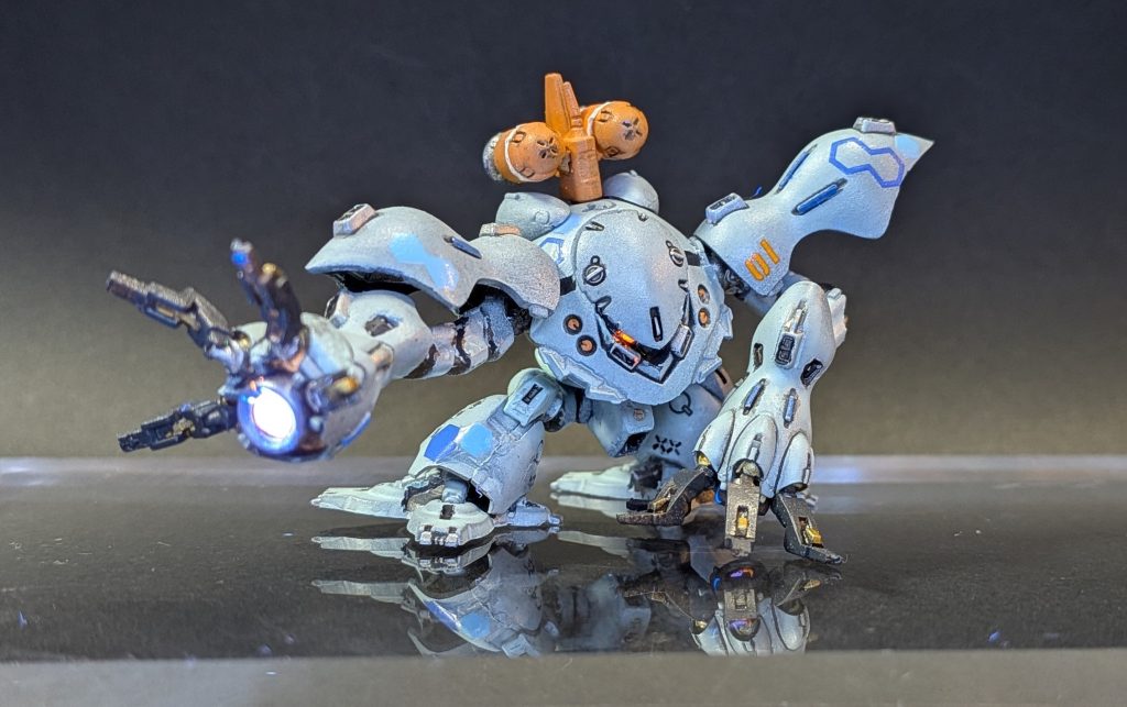 1号機は隊長機意識のカラーリング。シュナイダー機です。蛍光塗料を使用し、ハンドガンとモノアイが強く発光します。ディテール部の塗り分け、2号機より細かくやっています。 塗料はアクリジョンのエアブラシ吹き。細部はシタデルの筆塗りです。