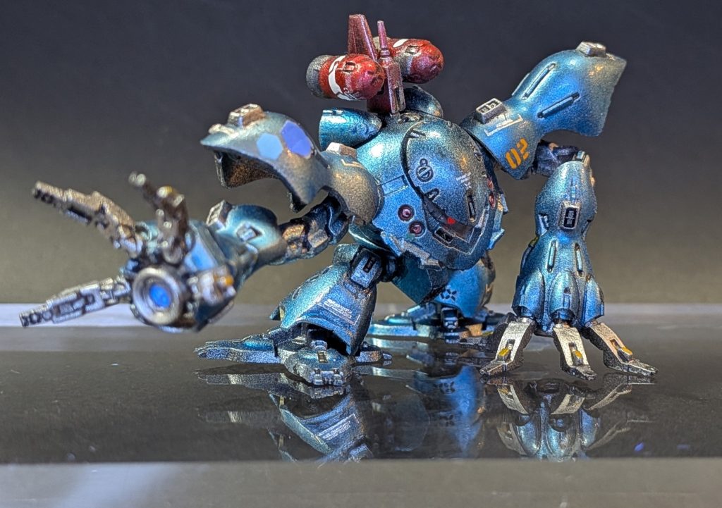 2号機は一般機カラーをイメージ。アンディ機です。水性でのマットキャンディに挑戦し、ブラック→スーパーファインシルバーを下地とし、50%程度に薄めたアクリジョンクリアブルーを2回重ねて吹いています。2号機の発光部はUV発光するデカールを使用し、シャープに発光します。 1号機に比べて塗り分けはしていませんが、デカールでの情報量増加に挑戦しています。