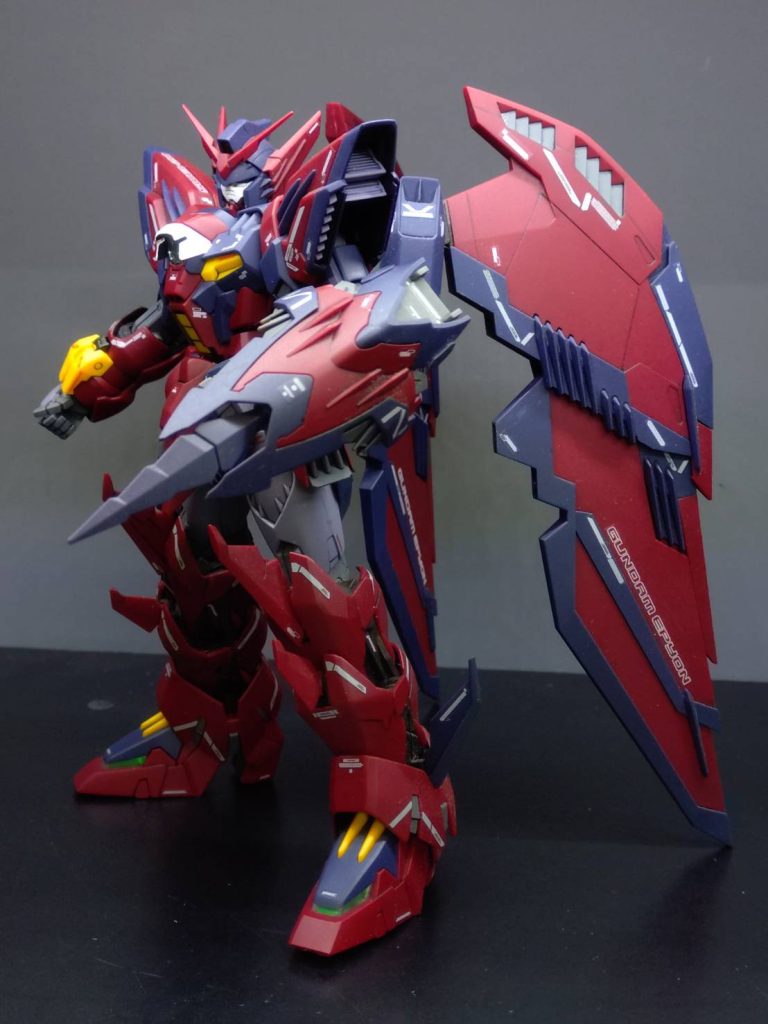 小型シールド。この中にあのヒートロッドが全部…前作Gガンダムのドラゴンガンダムの腕並みに謎機構wあ、羽は非展開時となってます。