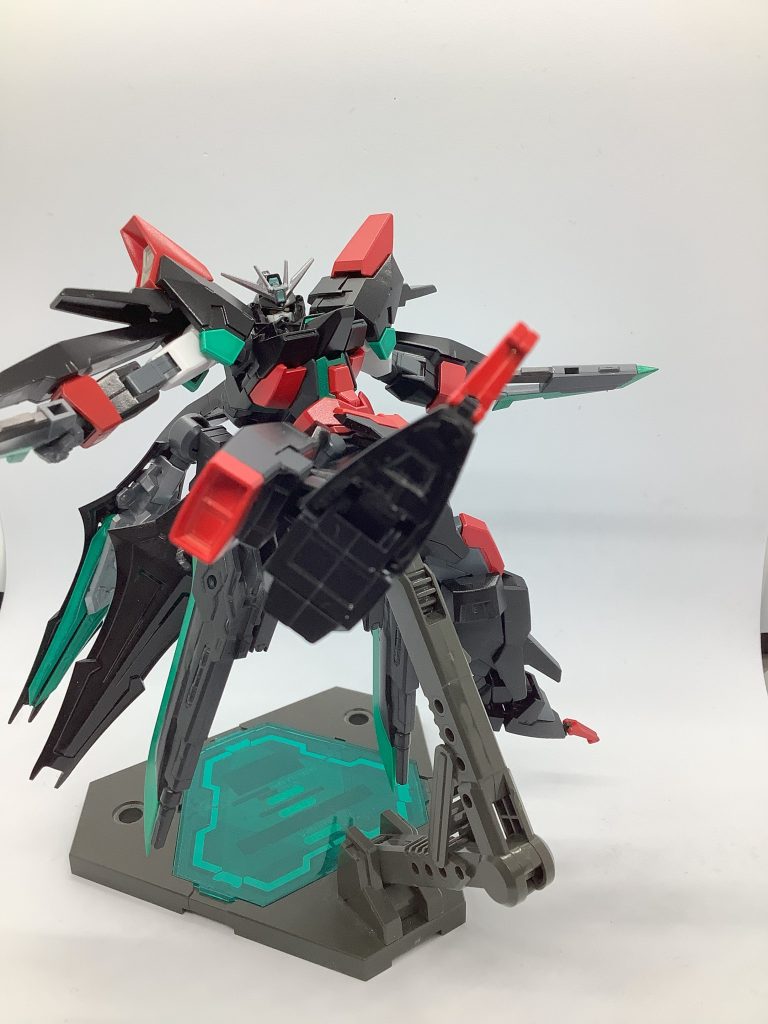 ラプターズネイル両爪先に装備されたクロー。ウイングガンダム前腕部のランディングクローに攻撃力を持たせたキック用武装。