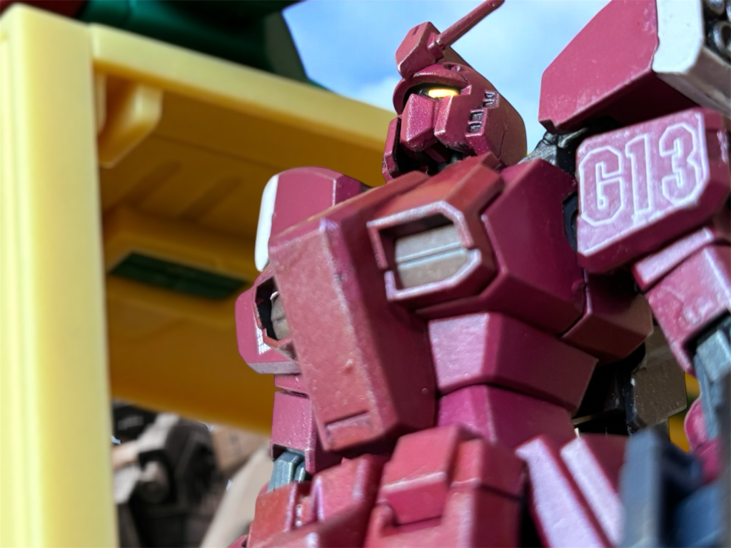 U.C.0079 12月3日。 地球連邦軍は、北米及びアフリカ戦線における、ジオン公国軍の残存地上戦力の大規模掃討作戦を通達。その発動を12月5日とした。 特務G13MS隊も、同月4日未明、北米に向け進出。ジャブローを後にした。 【#29 The beauty and the crimson beast / Dec.3.0079 fin.】