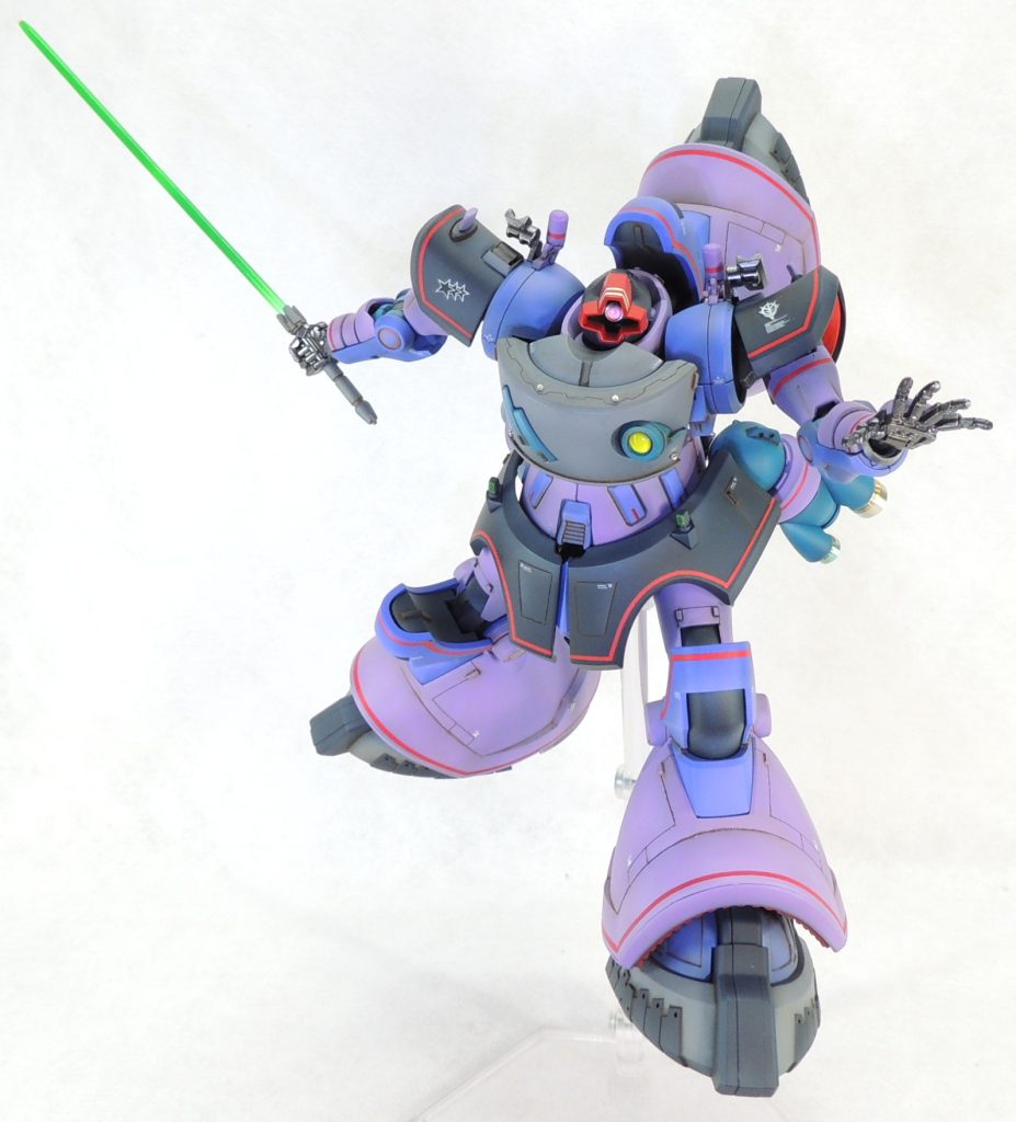 ■ヒート・サーベルキット付属の緑の軟質プラ製(？)のものは、個体差かもしれませんが開封時に大きく曲がっており、手で折り曲げて伸ばそうとしましたが、いまいちでした。そのため、ジャイアント・バズーカのパーツ横のランナーを切り取ってヤスリで加工し、φ1.5mm真鍮線で接続することにしました。「ジャイアント・バズーカのパーツ横のランナー」というのには理由があって、成型物が小さいとランナーも曲がっている傾向にあるため、大きな部品であるバズーカのパーツの枠となるランナーの方が湾曲が無くて適切だと思います。塗装は、ホワイトの下地に蛍光イエローグリーンをランダムに吹きました。