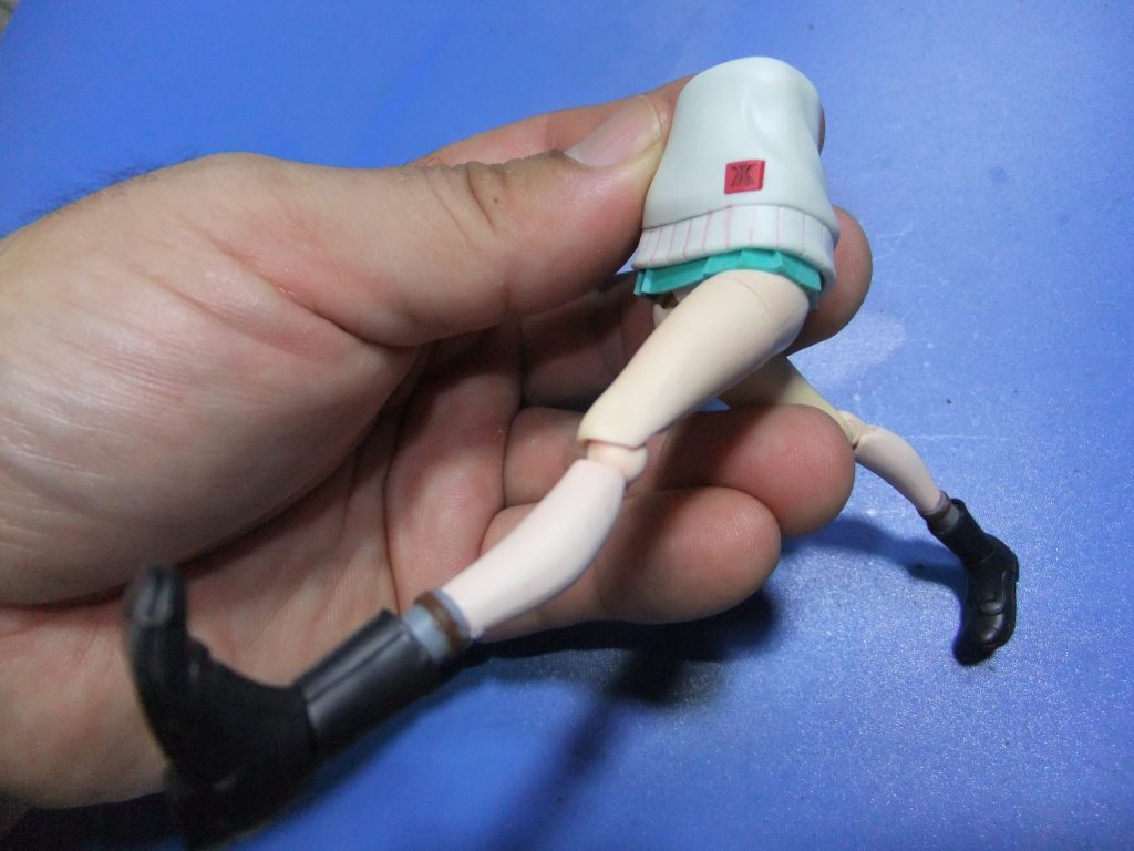 キット付属の柔らか素材のスカートとの相性もバッチリ💦通常のプラ材では無理芸となります😁